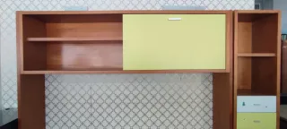 Estúdio madeira com gavetas e portas