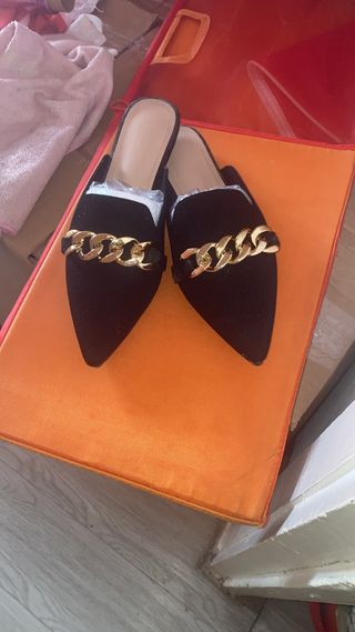 Mocasines negros punta dorada, talla 37