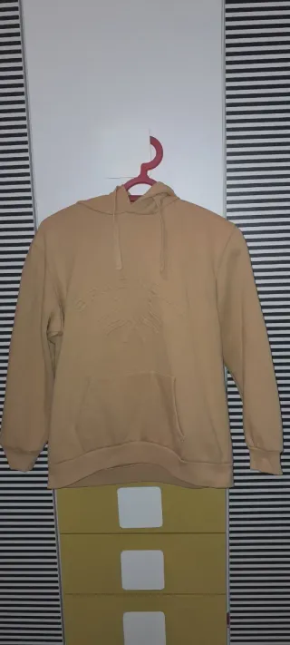 Sudadera color mostaza con logo en relieve