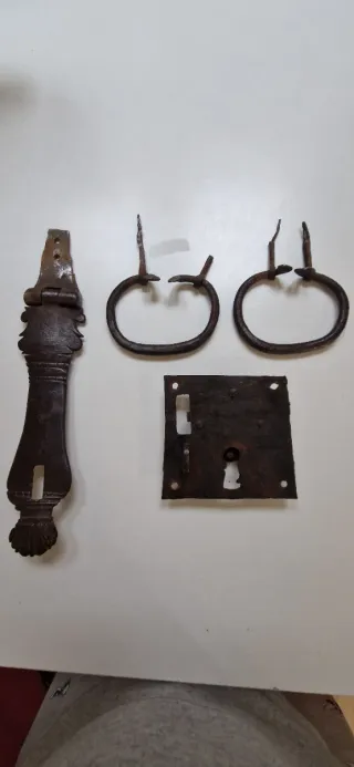 Cerradura y agarraderas antiguas