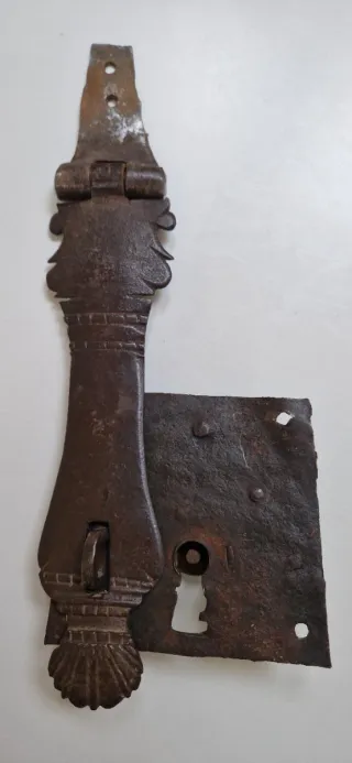 Cerradura y agarraderas antiguas