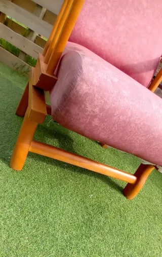 Poltrona a dondolo vintage in tessuto e legno