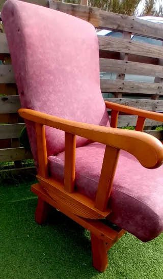 Poltrona a dondolo vintage in tessuto e legno