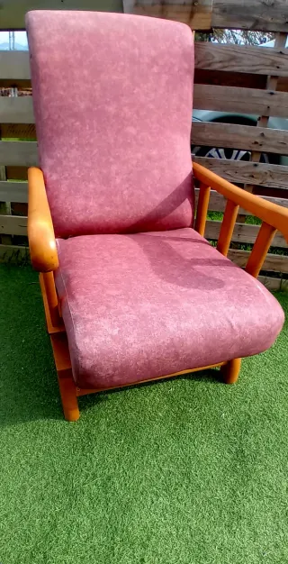 Poltrona a dondolo vintage in tessuto e legno