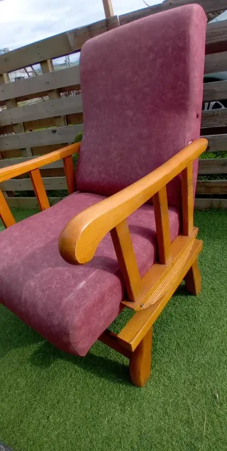 Poltrona a dondolo vintage in tessuto e legno