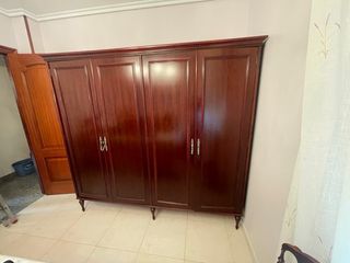 Armario de madera maciza