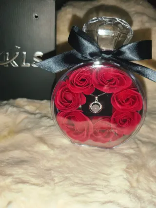 Caja regalo San Valentín rosas y collar