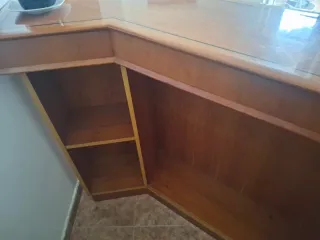 Barra de bar con 2 taburetes