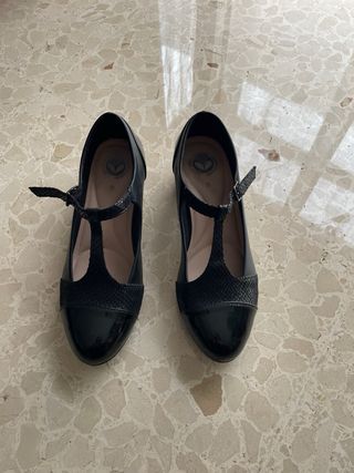 Zapatos negros tacón charol y piel