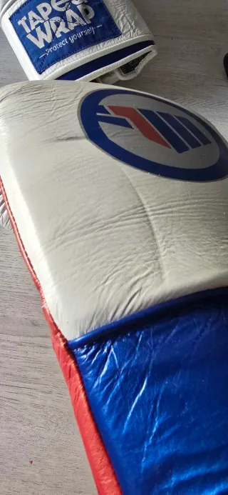 GUANTE T&W OFICIAL CON CIERRE DE VELCRO 16-0Z