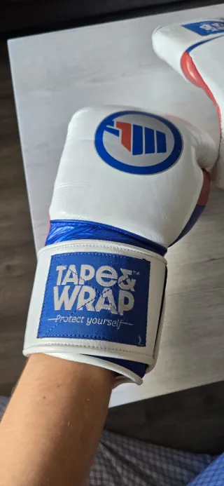 GUANTE T&W OFICIAL CON CIERRE DE VELCRO 16-0Z