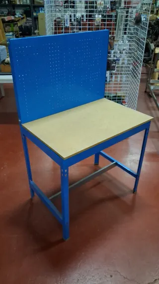 Banco de trabajo azul con tablero