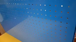 Banco de trabajo azul con tablero