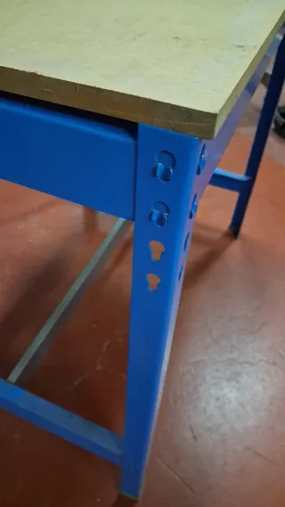 Banco de trabajo azul con tablero