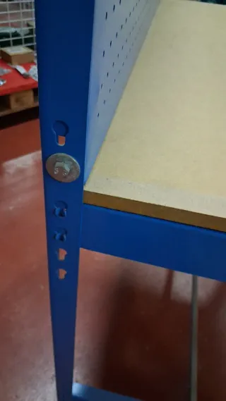 Banco de trabajo azul con tablero