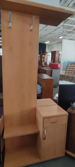 Móvel de entrada com bengaleiro e espelho