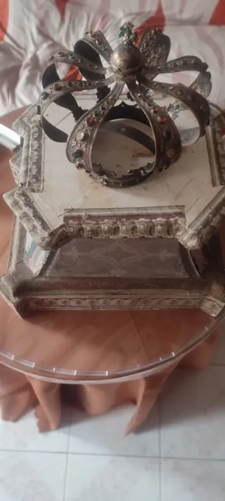 Antigua peana decorada