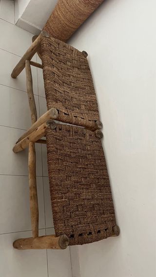 Taburetes de mimbre y madera