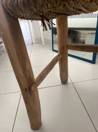 Taburetes de mimbre y madera