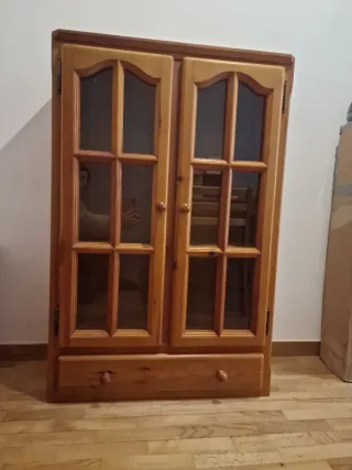 Vitrina de madera con puertas de cristal