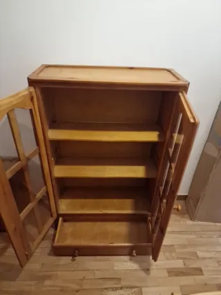 Vitrina de madera con puertas de cristal