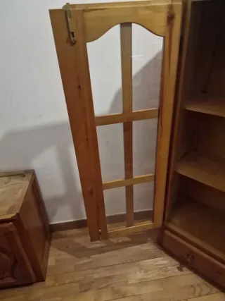 Vitrina de madera con puertas de cristal