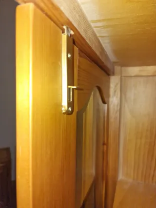 Vitrina de madera con puertas de cristal