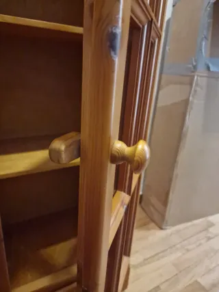 Vitrina de madera con puertas de cristal