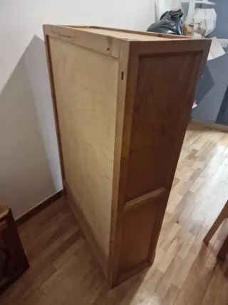 Vitrina de madera con puertas de cristal