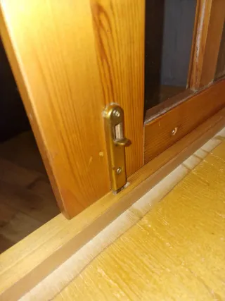 Vitrina de madera con puertas de cristal