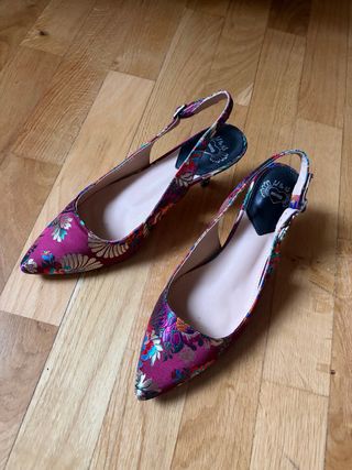 Zapatos slingback fucsia bordados