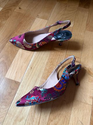 Zapatos slingback fucsia bordados