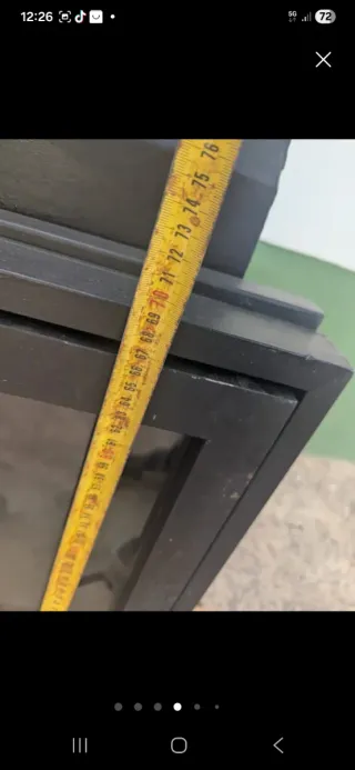 Estufa de leña metálica con puerta de cristal