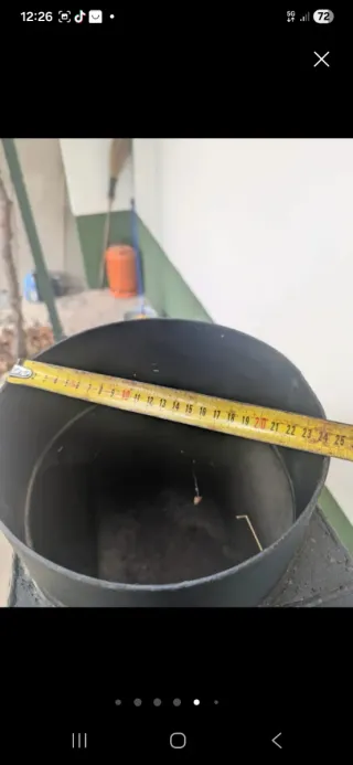 Estufa de leña metálica con puerta de cristal