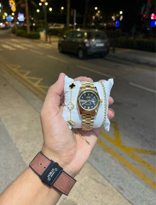 Reloj y pulseras  dorado y plateado
