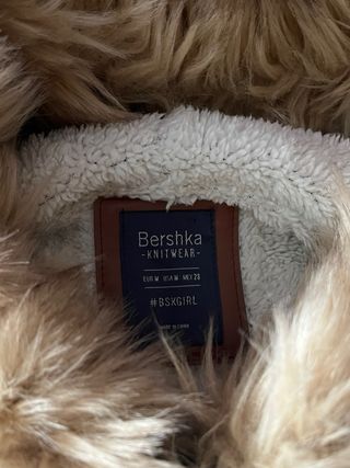 Chaqueta Bershka con capucha forrada Talla M