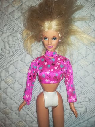 Camisola para boneca com padrão de patas