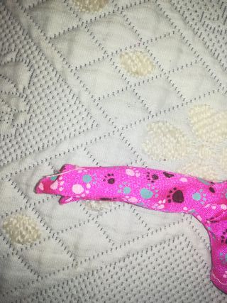 Camisola para boneca com padrão de patas