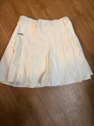 Falda blanca plisada