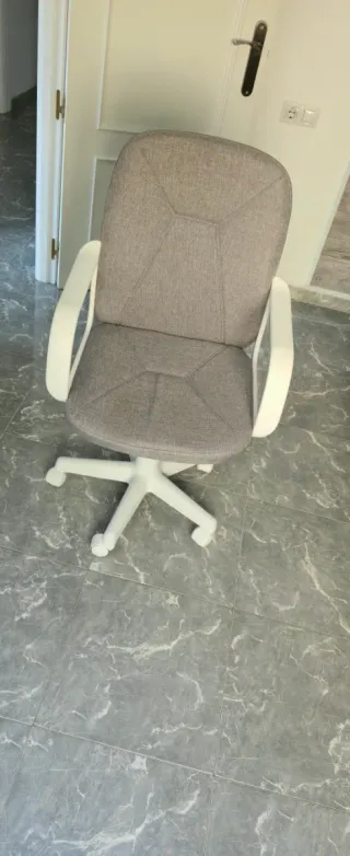 Silla giratoria infantil gris