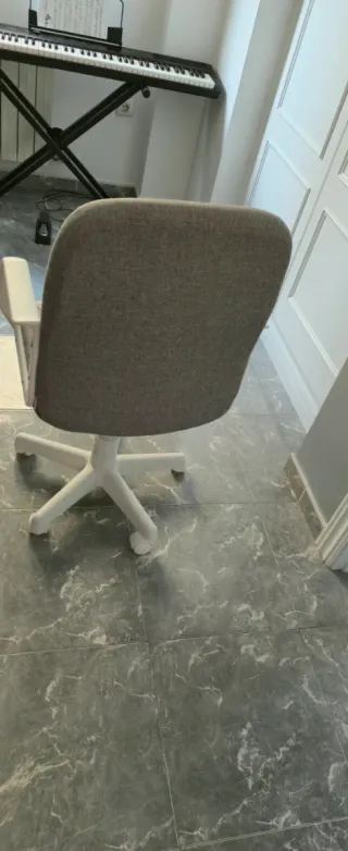 Silla giratoria infantil gris