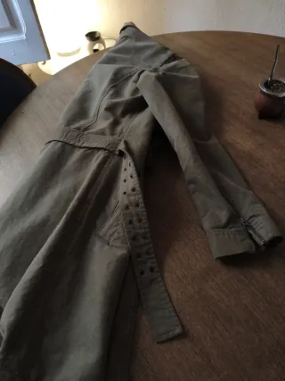 Chaqueta larga verde unisex gabardina o jeans pesa