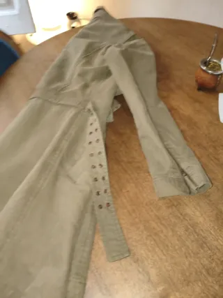 Chaqueta larga verde unisex gabardina o jeans pesa