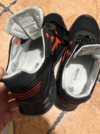 Zapatos de seguridad U-Power negros y naranjas