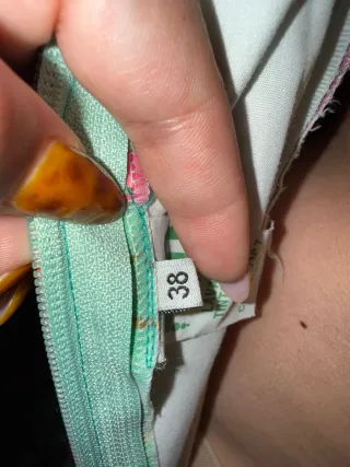 Traje de flamenca verde con flores rosas