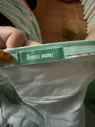 Traje de flamenca verde con flores rosas