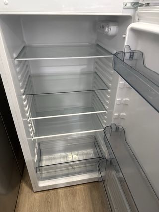 Nevera blanca con congelador