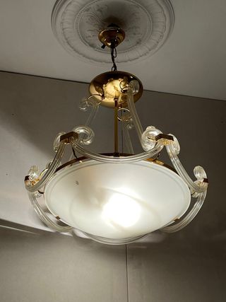 Lámpara de techo dorada y cristal