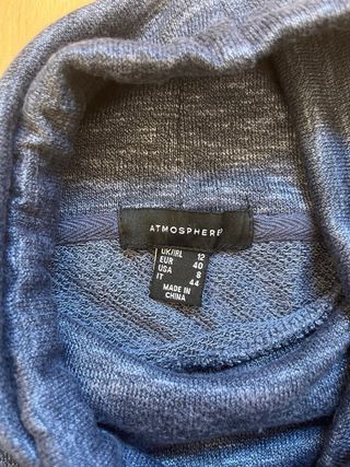 Sudadera azul cuello alto