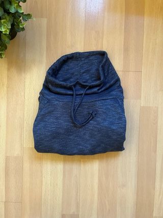 Sudadera azul cuello alto
